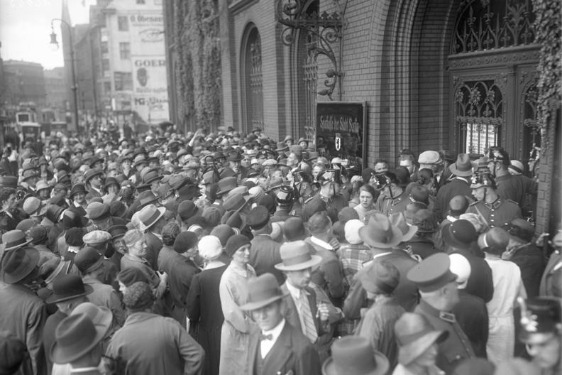 BILD: Massenandrang bei der Berliner Sparkasse nach Schließung der Banken, 13. Juli 1933